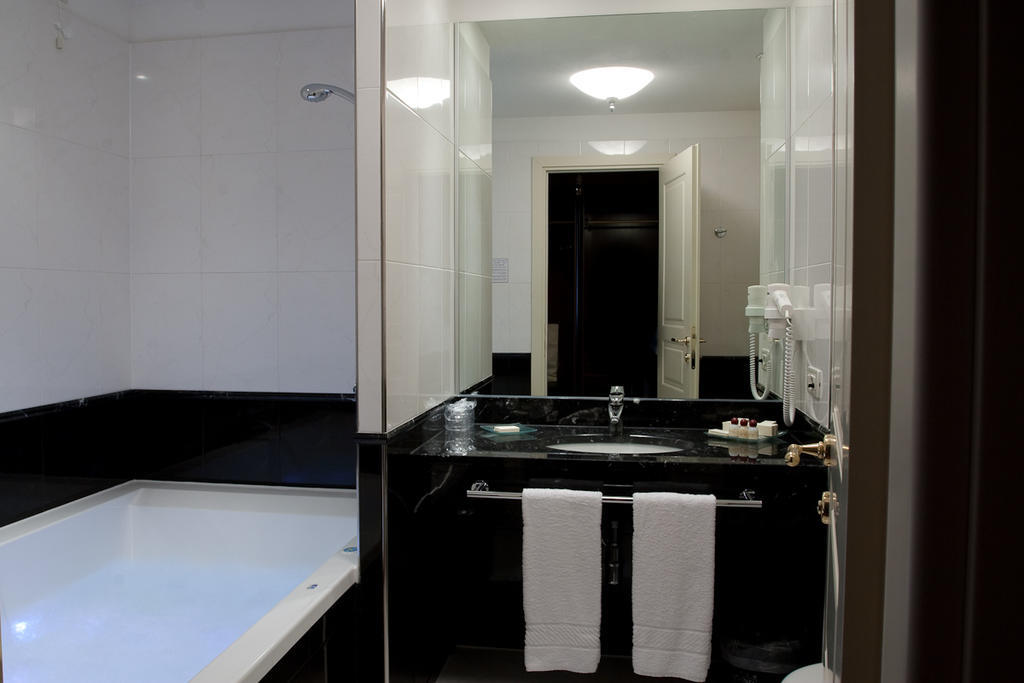 Hotel Maxim أنسولا ديليميليا الغرفة الصورة